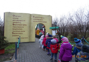 Dzieci stoją przed wejściem do Krainy Świętego Mikołaja.